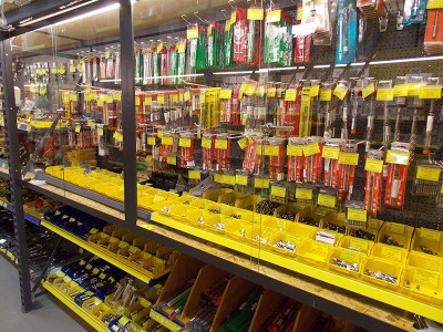 Стелажі Cash&Carry для продажу та зберігання метизів
